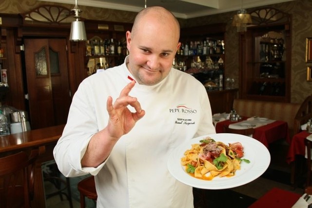Paweł Mazurek, szef kuchni restauracji Pepe Rosso będzie w sobotę gotował dla klientów restauracji w ogródku przed lokalem.