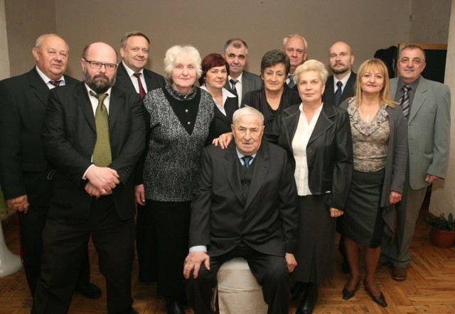 Czesław Zemsta i liczne grono współpracowników i przyjaciół podczas spotkania z okazji 90. urodzin na obiektach Stelli Kielce.