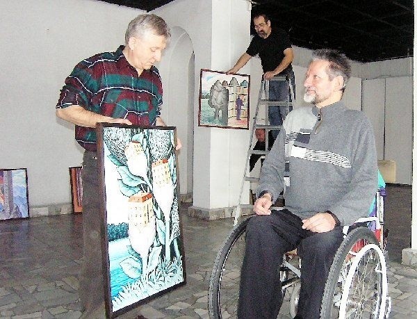 Na zdjęciu z prawej - Zbigniew Stec. Z lewej  Krzysztof Walczewski prezentuje ostatni  obraz artysty "Kwitnące miasto"