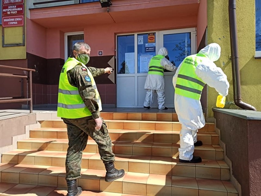 Stowarzyszenie Byłych Żołnierzy „Rezerwa” w Starachowicach dezynfekuje przestrzeń publiczną. To "Sekcja Dezynfekcja" 