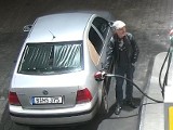 Kradł paliwo na stacji benzynowej pod Bydgoszczą. Rozpoznajesz tego mężczyznę? [zdjęcia]