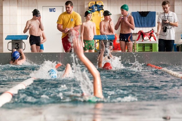 Słupska pływalnia zaprasza dzieci i młodzież w wieku od 6 do 14 lat na naukę pływania i doskonalenia technik pływackich połączoną z zabawami oraz elementami ratownictwa wodnego.