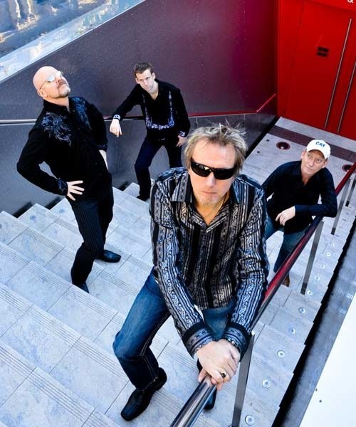 Wishbone Ash to brytyjska grupa rockowa, która na scenie muzycznej jest już od 40 lat. Jedni twierdzą, że ich muzyka to progresywny rock, inni wolą ją nazywać wysublimowaną odmianą hard rocka. Największa popularność zespołu przypadła na lata 70. Skład kapeli wciąż się zmieniał, obecnie należą do niej: Andy Powell (gitara), Muddy Manninen (gitara), Bob Skeat (gitara basowa), Joe Crabtree (perkusja).