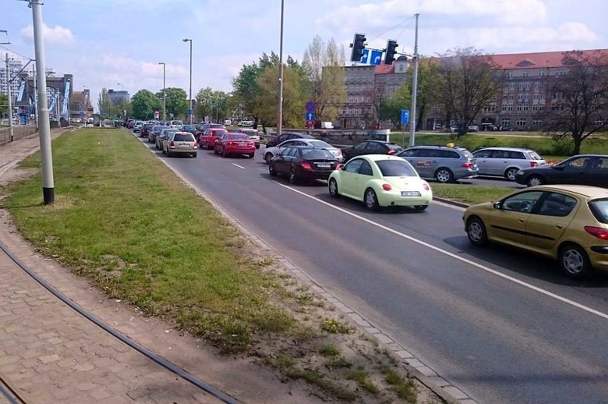 Majówka we Wrocławiu: Tłumy przy zoo i hali. Potężne korki w centrum