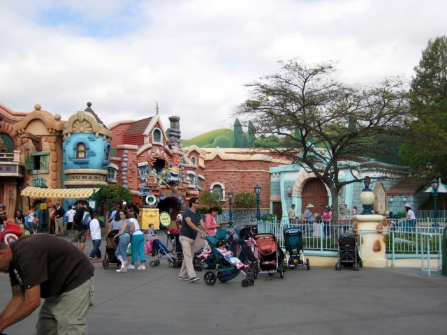 Kobieta udawała, że jej córka jest młodsza, by uniknąć płacenia za wejście do parku Disney World na Florydzie.