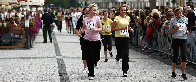 Maraton przebiegł przez Rynek Kościuszki? W Białymstoku powstają zdjęcia do serialu "Blondynka".