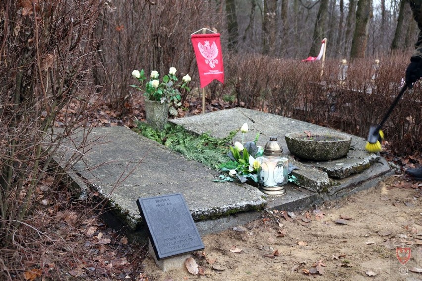 Terytorialsi odwiedzają ze zniczami groby powstańców wielkopolskich 