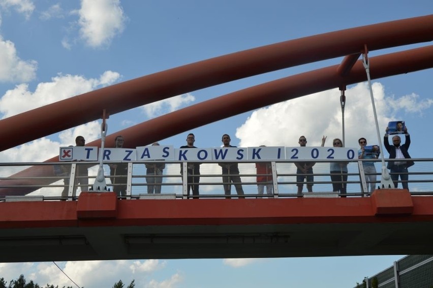 Finał kampanii Rafała Trzaskowskiego na... moście. Kierowcy trąbili na znak poparcia (ZDJĘCIA)