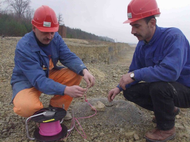 Mieczysław Krakowski (z lewej) i Grzegorz Nowak, górnicy strzałowi z "Górażdży", przygotowują ładunek do detonacji.