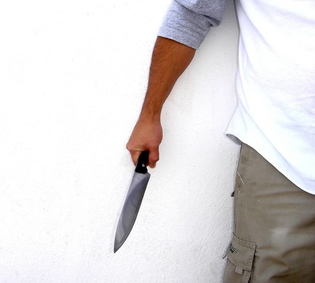 Napastnik bez słowa zadał swojej ofierze cios nożem.