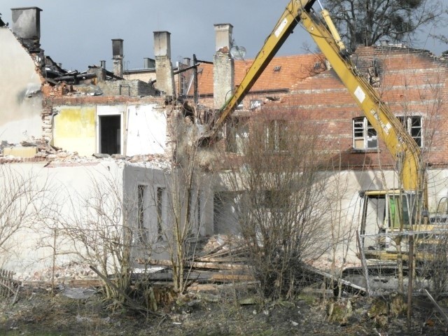 Wyburzanie starego browaru - winiarni przy ul. Klasztornej w Wejherowie we wtorek, 7.03.2017 r. weszło w decydującą fazę