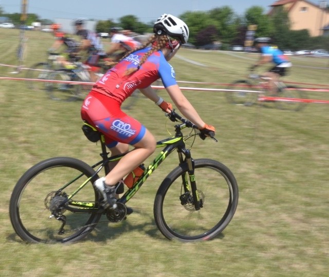 W niedzielę w Dobrzyniu nad Wisłą na dzieci i dorosłych czekały nie lada atrakcje. Wszystko za sprawą zawodów kolarskich pn. „Cisowianka Mazovia MTB Marathon”, nad którymi patronat honorowy objął burmistrz miasta i gminy Dobrzyń nad Wisłą. Wzięło w niej udział ponad 500 kolarzy, którzy ścigali się na różnych dystansach. Trasa wyścigu była bardzo wymagająca.Najwięcej emocji dostarczyły jednak zmagania najmłodszych. Maluchy, które ścigały się na rowerkach biegowych, wspomagane przez mamy i dopingowane przez tatusiów, były cudowne. Rywalizowały z prawdziwą determinacją i nie obyło się bez łez zawodu. Każde dziecko otrzymało upominek. Nagrody wręczali: burmistrz Jacek Waśko i Renata Chęcka, dyrektorka Dobrzyńskiego Domu Kultury „Żak”.  Do zdjęć pozowała również rybka MiniMini, maskotka zawodów dla najmłodszych. Więcej w „Tygodniku Lipnowskim”.Szczyt motoryzacyjnej oszczędności? Koszt przejechania stu kilometrów tym autem to zaledwie... 8 złotych/TVN TURBO