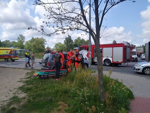 Do wypadku doszło w czwartek, 1 sierpnia, na ul. Złotego Smoka w Gorzowie. Kierujący volkswagenem touranem wjechał pod prawidłowo jadącego volkswagena sharana.Doszło do groźnego czołowo-bocznego zderzenia dwóch aut. Touran uderzył w bok sharana. Dwie ranne osoby z volkswagena tourana zostały wyjęte z auta przez ratowników i na noszach zabrane do karetek.Policjanci ustalają dokładny przebieg oraz przyczyny zderzenia samochodów.Czytaj też: Wypadek koło Gorzowa. BMW rozbiło się o drzewoZobacz wideo: Jak udzielać pierwszej pomocy ofiarom wypadkówCzytaj także: Korytarz życia na drodze. Jak go utworzyć? Wystarczy przestrzegać kilku zasad!