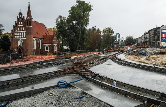 Tu, na ul. Kujawskiej, ma powstać torowisko. Już widać  trasę, którą pojedzie tramwaj. Poziom ronda Bernardyńskiego został podwyższony