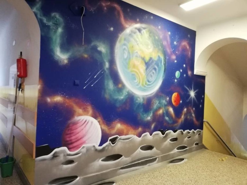 Nietypowy prezent dla uczniów szkoły w Miastku. Na ścianach pojawił się kosmiczny mural!