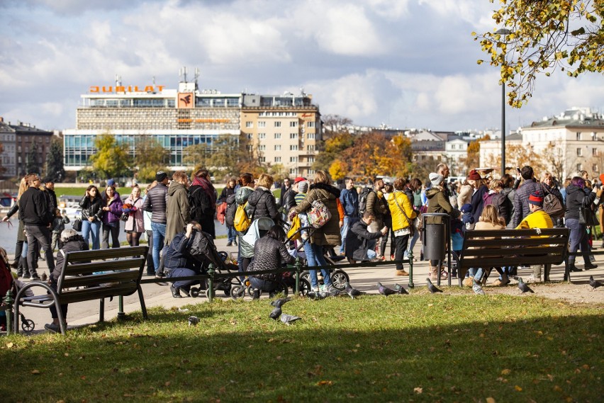 Złota jesień w Krakowie. Mimo chłodu mieszkańcy i turyści chętnie spacerowali po centrum miasta [ZDJĘCIA]
