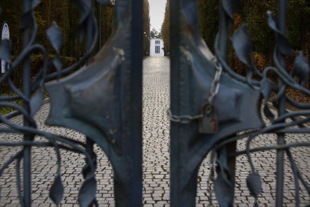 Cmentarz w Opolu-Półwsi, podobnie jak wszystkie inne cmentarze w Polsce, jest zamknięty dla odwiedzających.