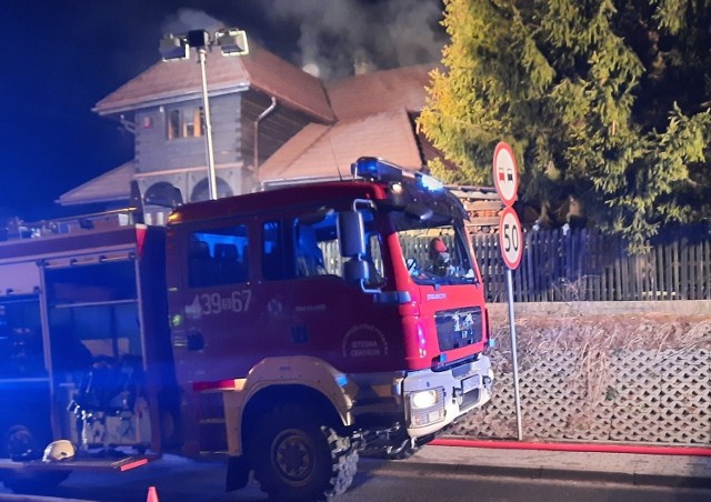Pożar domu w Istebnej. Z płonącego budynku uciekło 19 osób