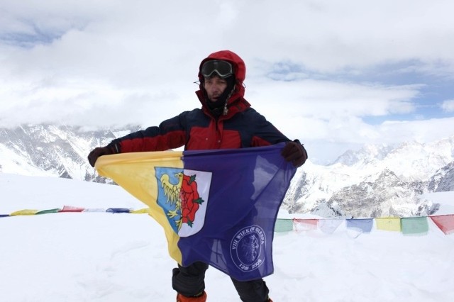Mirosław Dedyk z flagą Olesna na szczycie Ama Dablam w Himalajach