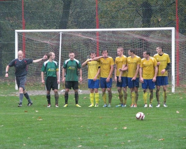 Piłkarze Stali Nowa Dęba (żółte koszulki) przegrali na wyjeździe z Rzemieślnikiem Pilzno.