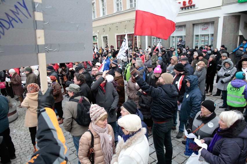 Manifestacja KOD pod opolskim ratuszem.