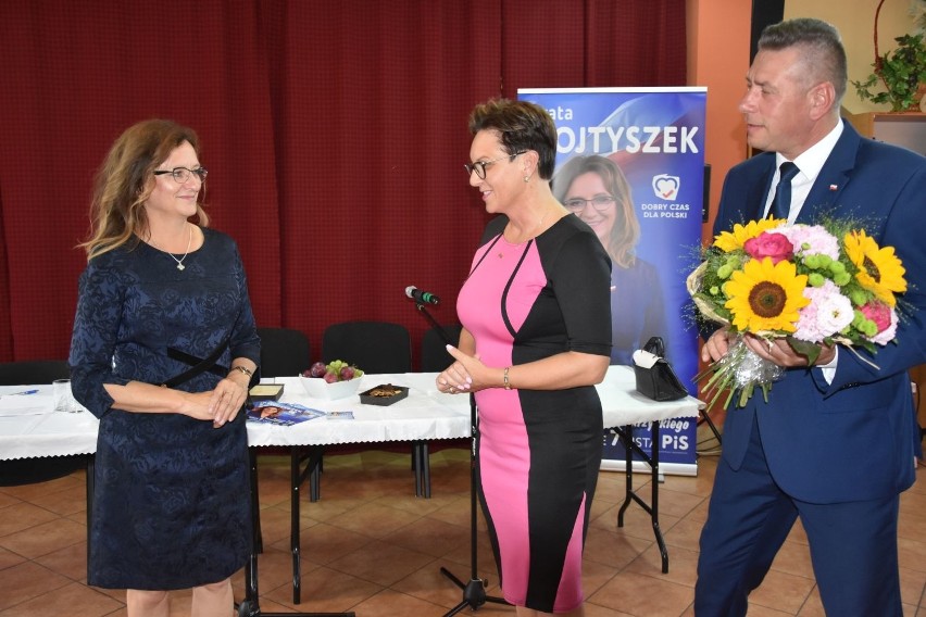 Wojewoda Agata Wojtyszek spotkała się z mieszkańcami Brodów. Prosiła o wsparcie w wyborach