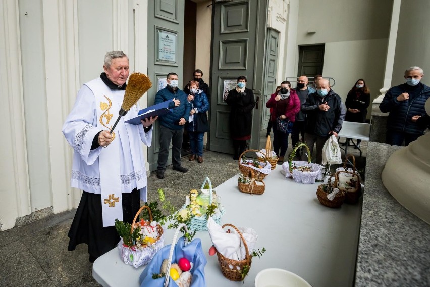 W Wielką Sobotę (3 kwietnia 2021 r.) święcenie pokarmów na...