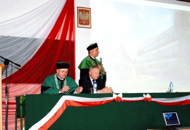 Na zdjęciu od lewej: dziekan Sławomir Bakier, burmistrz Anatol Ochryciuk,  prorektor prof. dr hab. inż. Andrzej Seweryn