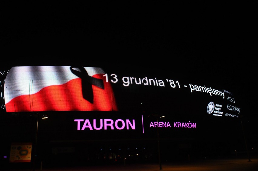 IPN rozświetlił Tauron Arenę w rocznicę stanu wojennego [ZDJĘCIA]