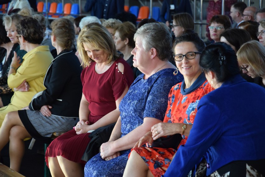 Fotorelacja z uroczystości w hali przy SP nr 2 w Żninie. (na...