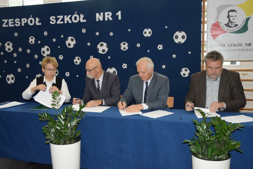 Podpisano umowę na przebudowę boiska sportowego w Zespole Szkół nr 1 w Ostrowi Mazowieckiej