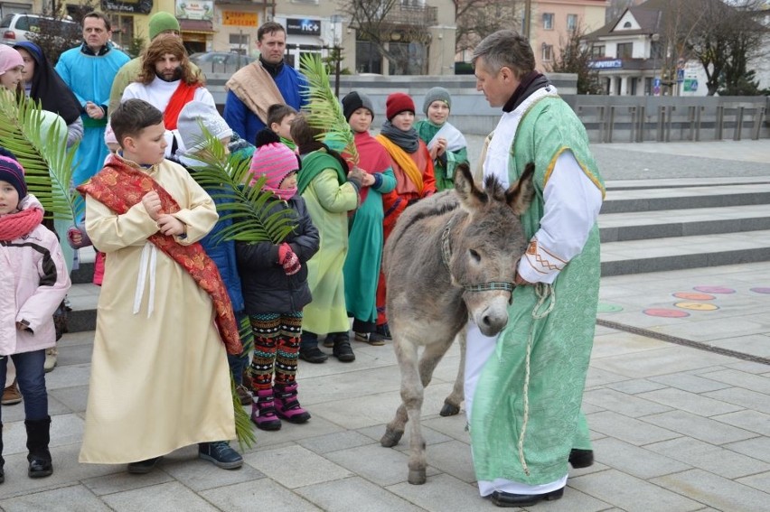 Gromkie brawa podczas Misterium Męki Pańskiej na Rynku w Ostrowcu