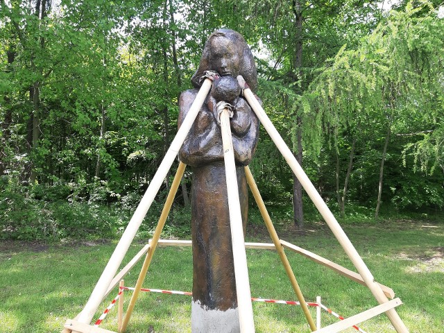 Rzeźba Matki z dzieckiem wróciła do Doliny Trzech Stawów w Katowicach.