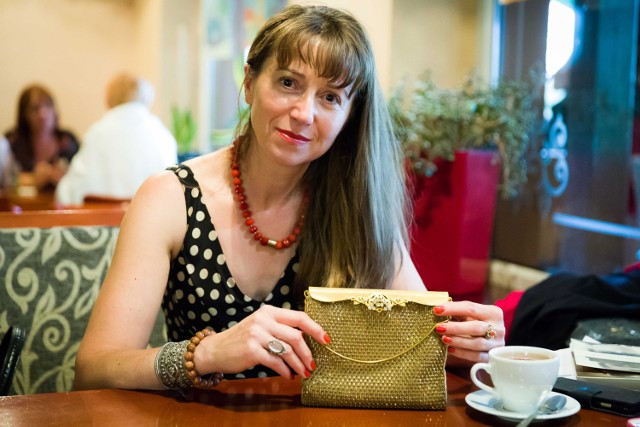 Elżbieta Smoleńska podziwia kunszt twórców z epoki art deco oraz ich dbałość o funkcjonalność wyrobów. Ta torebka to mini-toaletka z miejscem przewidzianym na wszystkie drobiazgi potrzebne damie i misternym, ręcznym haftem na wierzchu.
