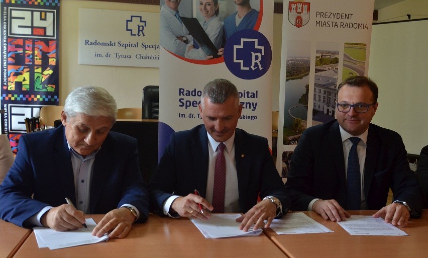 Umowę na E-usługi podpisali (od lewej) Marek Pacyna,...