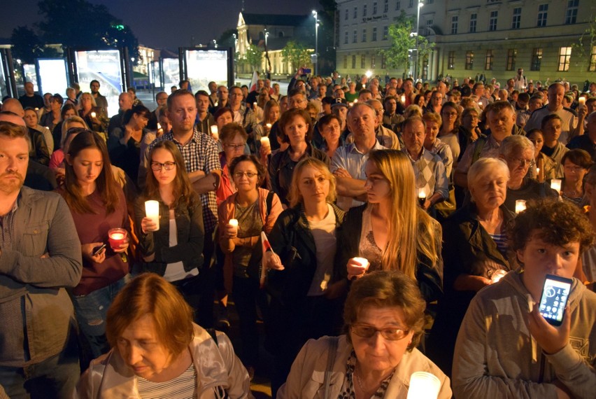 Kolejny "Łańcuch światła" w Lublinie. Protestowało około tysiąca osób [ZDJĘCIA]