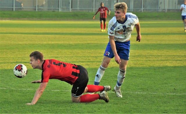 IV liga małopolska, zachód: Unia Oświęcim - Pcimianka Pcim 1:2. Na zdjęciu: Karol Grondalczyk (z prawej, Unia) w starciu z Nikodemem Morawskim (Pcimianka).