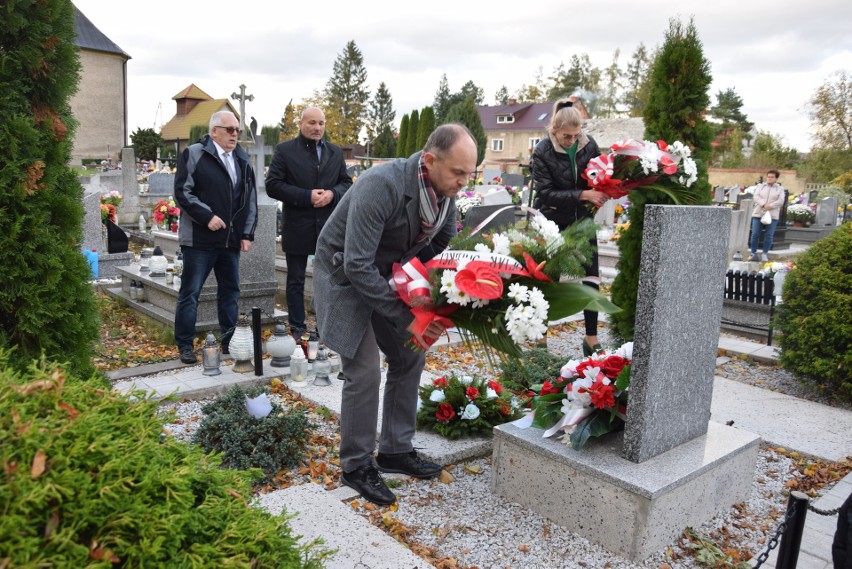 Kwiaty na grobie składają przedstawiciele gminy Głuchołazy....