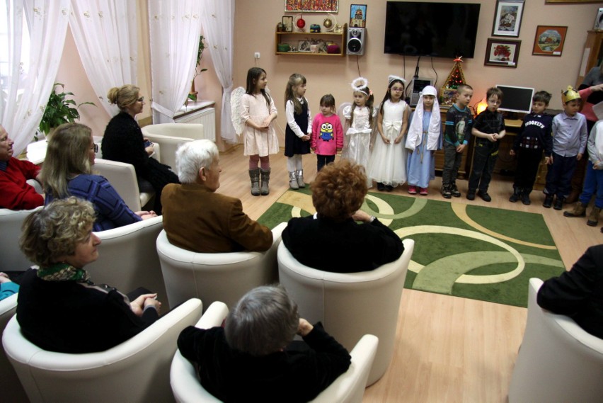 Dzień Dziadka: Przedszkolaki z Przedszkola Nr 28 odwiedziły seniorów (ZDJĘCIA) 