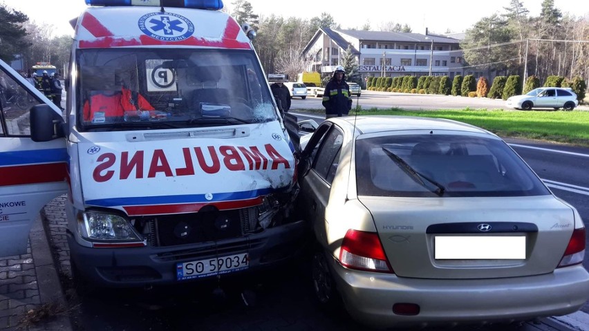 Wypadek w Zawadzie Pilickiej: Karetka pogotowia ratunkowego...