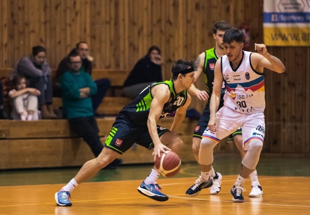 Kolejarz Basket Radom (w czarno-zielonych strojach) wygrał z Lublinianką Basketball 94:62.