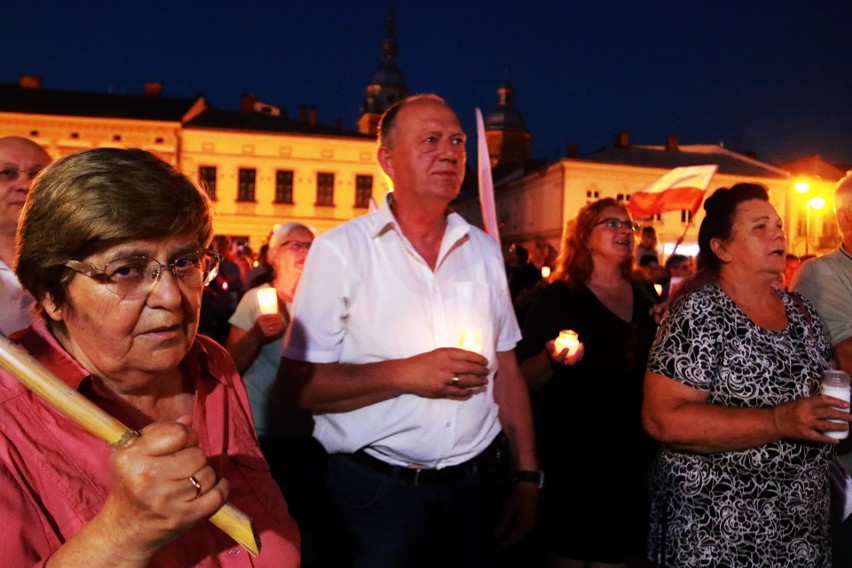 Tłum na Rynku Nowego Sącza: Wolne sądy - wolny naród [ZDJĘCIA]