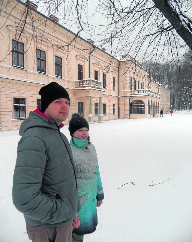 Turyści Michał i Karolina przed pałacem zwanym Nowym Zamkiem, zaprojektowanym z polecenia arcyksięcia Albrechta