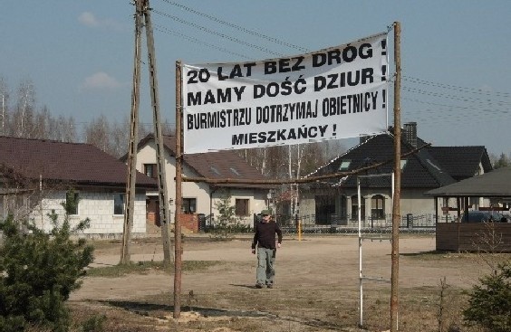 Mieszkańcy twierdzą, że zdejmą ten baner dopiero wtedy, kiedy wybrukowany zostanie ostatni metr osiedlowych ulic.