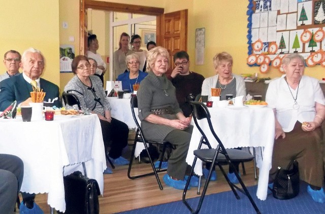 Pensjonariusze z pobliskiego Dziennego Domu Pomocy Społecznej z uwagą śledzili wydarzenia na przedszkolnej scenie, skorzystali też z poczęstunku