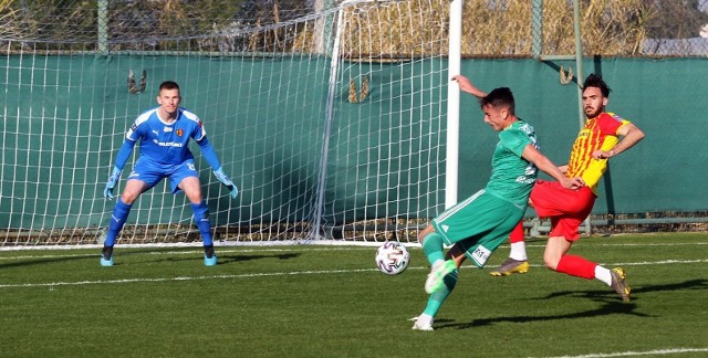 W drugim meczu kontrolnym podczas zgrupowania w Turcji Korona Kielce przegrała z Sepsi SF. Gheorghe 0:1. Korona Kielce – Sepsi SF. Gheorghe 0:1 (0:0)Bramki: Diaz 62.Korona (I połowa): Kozioł – Spychała, Marquez, Tzimopoulos, Gardawski – Pacinda, Theobalds, Żubrowski, Cebula (32. Sowiński) – Arweladze, Pućko.Korona (II połowa): Sokół – Prętnik, Pierzchała, Gnjatić, Lisowski – Gill, Radin, Zalazar, Lioi – Papadopulos (66. Sowiński), Djuranović.Sepsi (wyjściowa jedenastka): Fejer – Bouhenna, Csiszer, Fulop, Gal, Celea, Safarenko, Stefan, Stefanescu, Vasvari, Velev.W pierwszej połowie dobrą bramkowa okazję miał Marcin Cebula, ale po jego strzale piłka przeszła minimalnie obok słupka. Na początku drugiej połowy gola mogli strzelić Ognjen Gnjatić i Uros Djuranović, ale zabrakło precyzji. Gdy wydawało się, że piłkarze Korony mają mecz pod kontrolą, niespodziewanie to rumuński zespół wyszedł na prowadzenie - Diaz strzałem w długi róg skierował piłkę do siatki.Korona miała okazje do wyrównania, jednak żadnej nie udało się wykorzystać. Już w najbliższą środę kielecki zespół czeka  kolejne spotkanie sparingowe. Rywalem będzie ukraiński Olimpik Donieck.(dor)