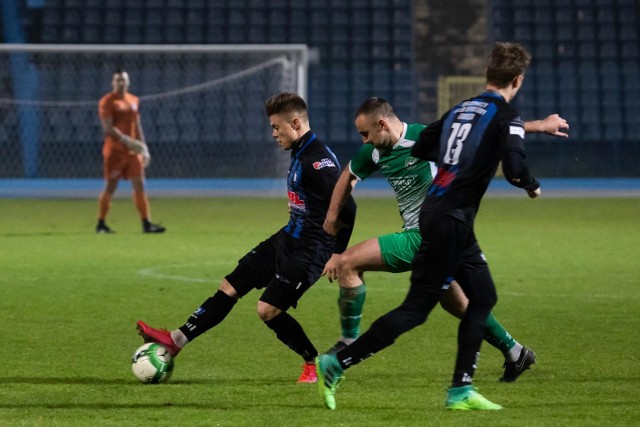 Trzeci w sezonie hat-trick Kamila Żylskiego. Napastnik Zawiszy strzelił tym razem aż cztery gole, ma na koncie 20 trafień, a jego zesp&oacute;ł zdobył kolejne trzy punkty i fotel lidera w IV Lidze.Kamil Żylski sw&oacute;j festiwal strzelecki rozpoczął w 39. minucie, a kolejne gole dołożył po przerwie: w 61., 82. minucie i na koniec w doliczonym czasie gry.Zawisza nadal jest niepokonany u siebie, wygrał już jedenasty mecz w sezonie i prowadzi w IV lidze z przewagą 2 punkt&oacute;w nad Liderem Włocławek.Zawisza Bydgoszcz - Kujawiak Lumac Kowal 4:0 (1:0)Zawisza: Michał Oczkowski - Cielasiński (65. Zniszczoł - żk), Witucki, Orlicki, Czyżniewski, Dahms (77. Mateusz Oczkowski), Sochań żk (53. Jask&oacute;lski), Brzeziński (77. Hoffmann), Mielcarek, Żyliński żk, Żylski.Na następnych zdjęciach kolejne informacje. Aby przejść do galerii, przesuń zdjęcie gestem lub naciśnij strzałkę w prawo.