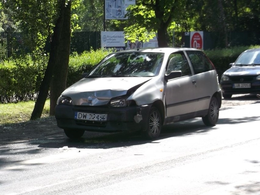 Wypadek na Strzegomskiej. Tworzą się duże korki (ZDJĘCIA)