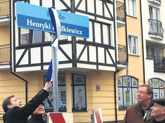 Tablica ma upamiętniać zmarłą w 1990 roku aktorkę, poetkę, twórczynię Stowarzyszenia Teatr Propozycji Dialog, osobę wielce zasłużoną dla rozwoju życia kulturalnego Koszalina i województwa koszalińskiego.