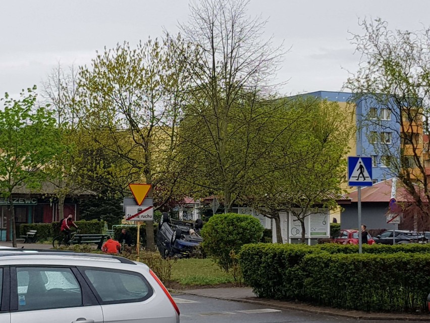 Wypadek na ul. Przyjaźni w Policach. Dachowało auto